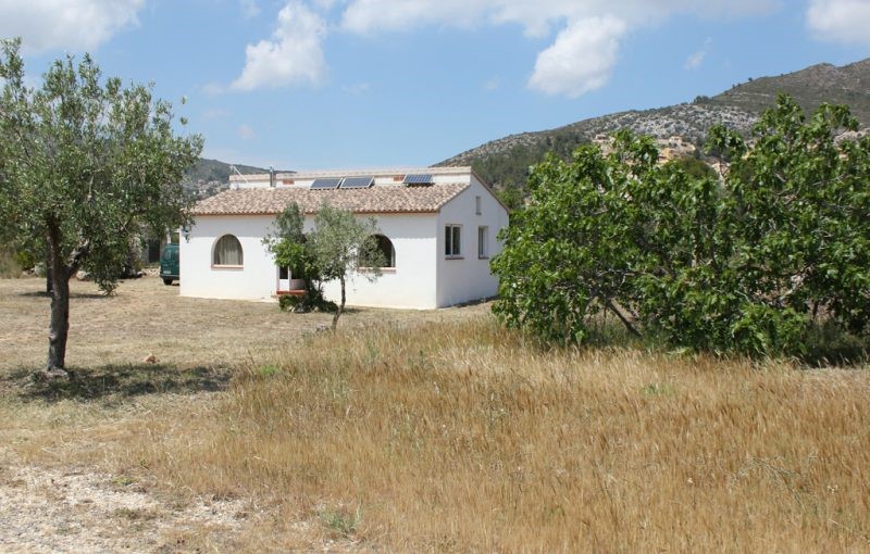 Quaint finca 100m2 in Jalon with 10.000m2 of flat land