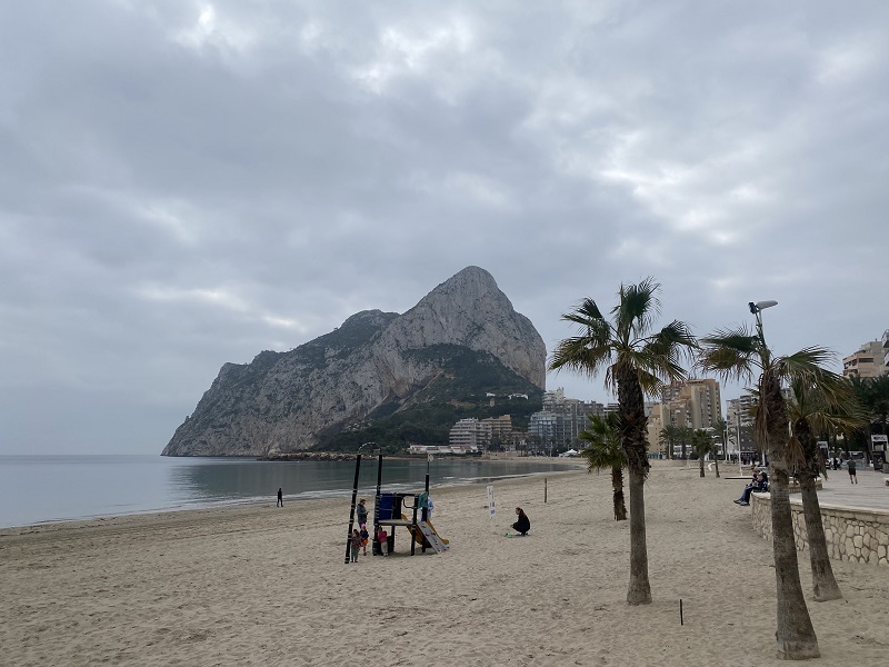 Calpe, front Line 3 bed beach apartment with sea views & parking